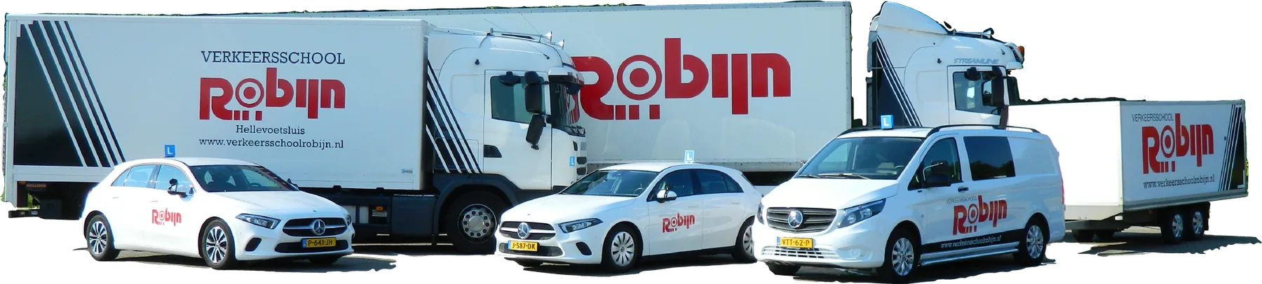Het wagenpark van Verkeersschool Robijn: twee lesauto's, de Vito met aanhanger, en twee Scania's