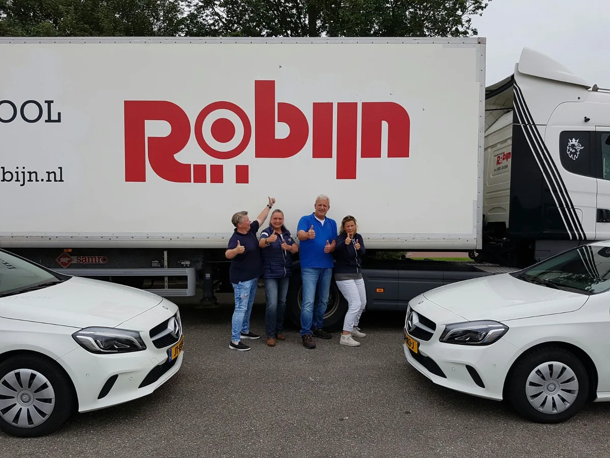 Het team van Verkeersschool Robijn voor de vrachtwagen, duim omhoog